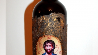 Червено вино с икона на Христос