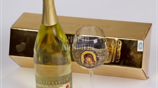 Кристален бокал с Богородица и златно шампанско