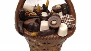 Шоколадова кошница  с бонбони от натурален и млечен шоколад
