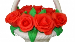 Шоколадова кошница от бял шоколад с червени рози