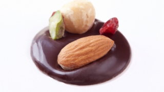 Шоколадова плочка с ядки - натурален шоколад
