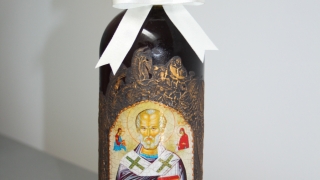 Червено вино с икона на Свети Николай