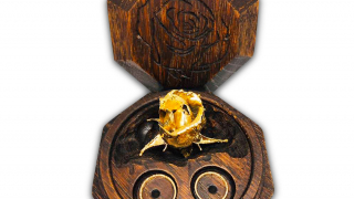 Луксозен подарък позлатена българска пъпка от роза в дървена кутия
