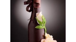 Шоколадова бутилка с цветя + лично послание