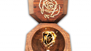 Луксозен подарък позлатена българска пъпка от роза в дъбова кутия