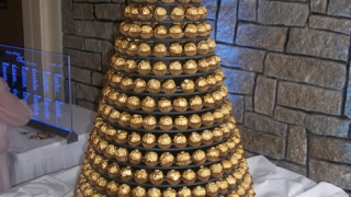 НОВО! Пирамида с 200 бонбона Ferrero Rocher